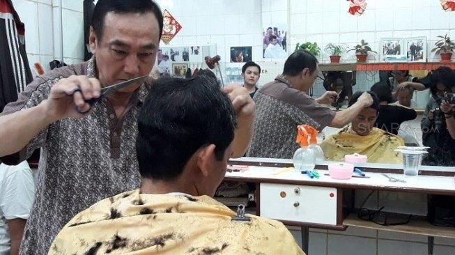 Sandiaga Uno potong rambut. (Suara.com/Ria Rizki)