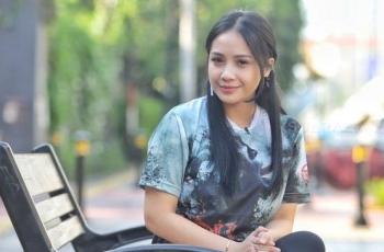 Nagita Slavina Lagi Cuci Baju di Wastafel, Kok Ada Micellar Water?