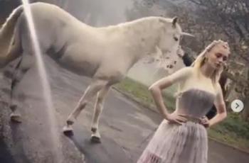 Intip Ribetnya Sesi Pemotretan Sophie Turner dengan Kuda Putih