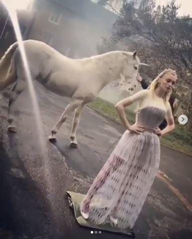 Sophie Turner sesi pemotretan dengan kuda putih. (Instagram/@royalchemise)