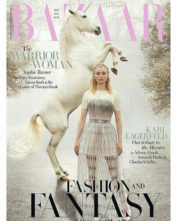 Sophie Turner sesi pemotretan dengan kuda putih. (Instagram/@royalchemise)