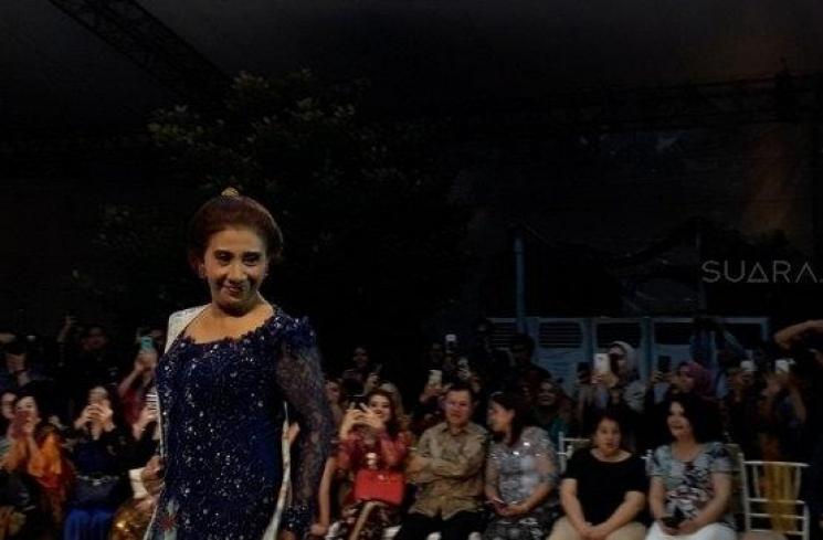 Aksi Susi Pudjiastuti di Fashion & Culture Festival 2019. (Suara.com/Risna Halidi)