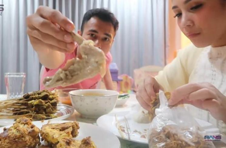 Sahur Pertama, Nagita Slavina Siapkan Ayam Bakar untuk Raffi Ahmad. (YouTube/Rans Entertaiment)