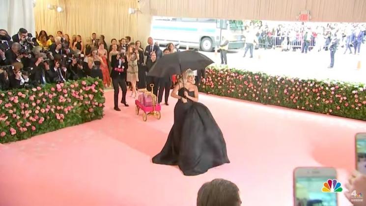 Lady Gala di Karpet merah MET Gala 2019. (Youtube/NBC New York)