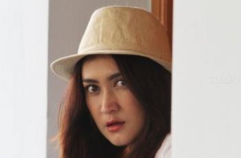 Di Pinggir Sawah Pakai Kebaya dan Jarik, Nafa Urbach Tampil Menggoda