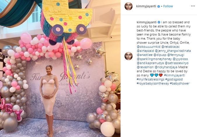 Dekorasi Bernuansa Pink, Ini Momen Manis Baby Shower Kimmy Jayanti. (Instagram/@kimmyjayanti)