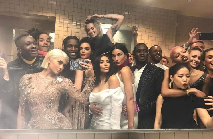 Kylie Jenner foto ramean di kamar mandi Met Gala. (Instagram/@kyliejenner)
