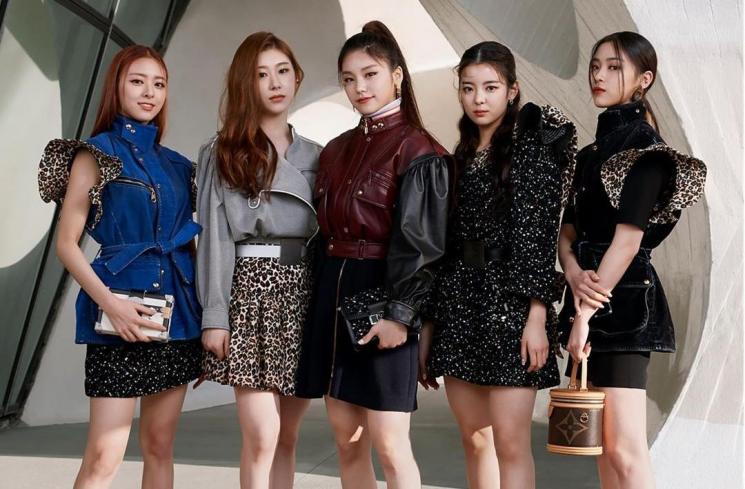 ITZY hadir di Louis Vuitton Cruise Fashion Show. (Instagram/@louisvuitton)