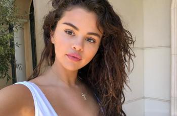 Nggak Asal, Ini Makna Corak Unik di Baju Renang Rancangan Selena Gomez