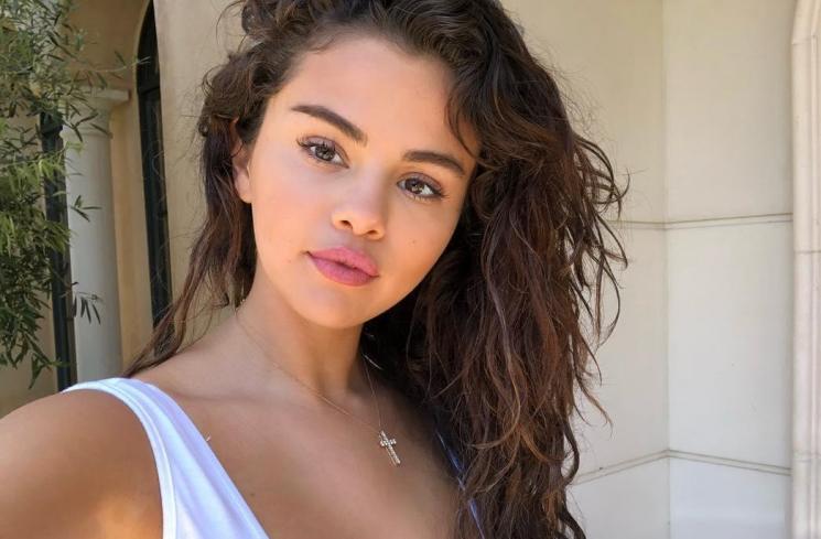 Lama Tak Muncul, Selena Gomez Tampil dengan Wajah Baru yang Sukses Bikin Pangling