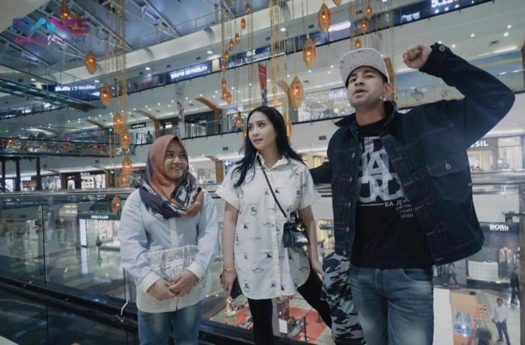 Asisten Nagita Slavina Kalap Belanja di Mall, Netizen: Nggak Tahu Diri. (YouTube/Rans Entertaiment)