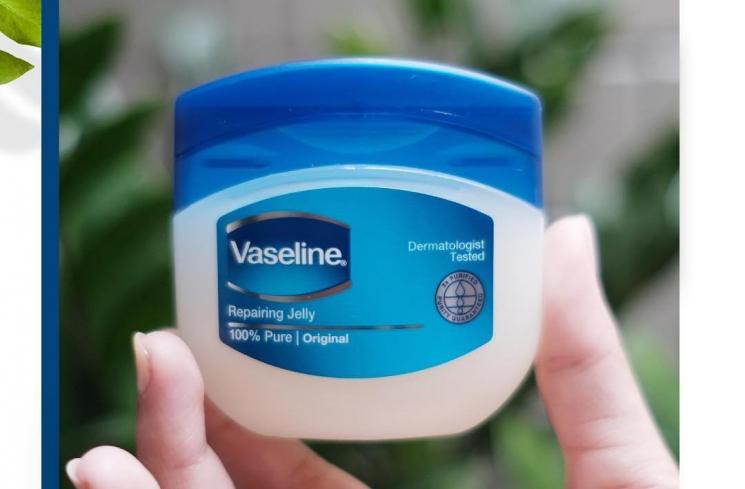 Produk skincare, Vaseline Repairing Jelly. (Instagram/@vaselineid)