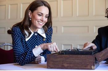 Temani Putri Charlotte ke Sekolah, Kate Middleton Kenakan Gaun Rp 3 Jutaan