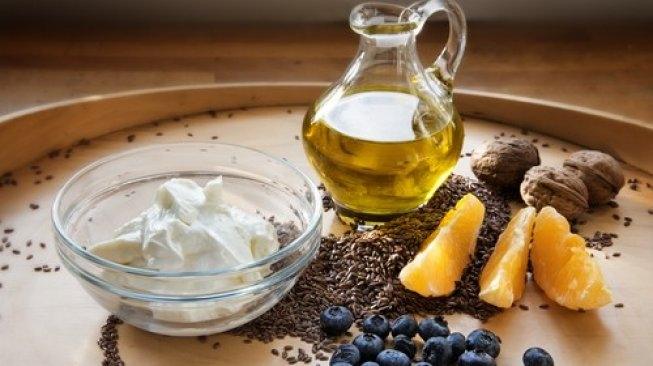 Makanan dalam diet Budwig, flaxseed oil, keju cottage, dan buah-buahan. (Shutterstock)