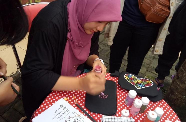 Keseruan Be.Culture Henna Doodle Workshop, beberapa waktu lalu. (Dewiku.com/Rima S.I.N.)