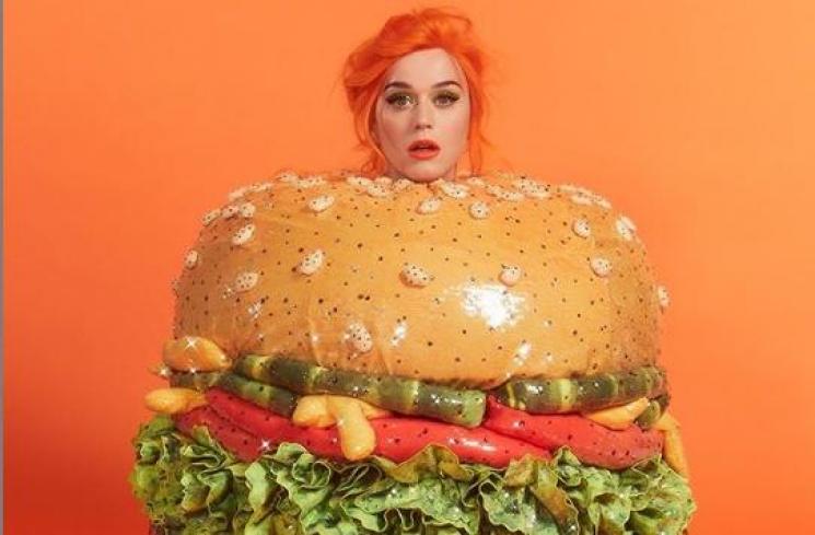 Katy Perry bikin sneakers burger. (Instagram/@katyperrycollections)
