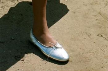 Efek Ilusi Optik, Warganet Bingung Lihat Kaki Model Sepatu Ini