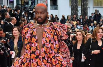 Mendobrak Aturan, Pria Ini Pakai Gaun Motif Bunga ke Cannes