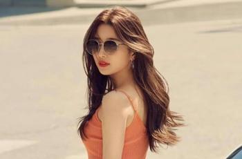 Bae Suzy mengenakan kacamata CARIN. (Instagram/@skuukzky)