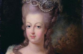 Kembali ke Era Lawas, Ratusan Orang Berdandan ala Marie Antoinette