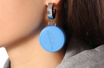 Bikin Geleng-Geleng Kepala, Balenciaga Rilis Anting Tutup Botol