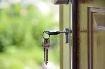 Lagi Mabuk Parah, Pria Ini Tak Sadar Telan Kunci Pintu Rumah