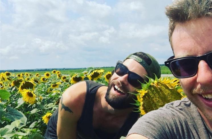 Steven dan Doug, tiru pose cewek-cewek hits Instagram. (Instagram/@stevey.wander)