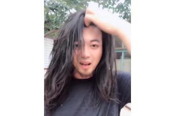 Unik dan Kreatif, Pria Ini Bikin Alat Pencuci Rambut Khusus Pemalas