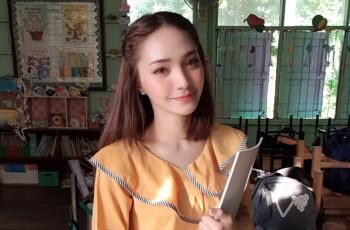 Kreatif Berikan Salam dan Pelukan, Guru Cantik Ini Viral di Media sosial
