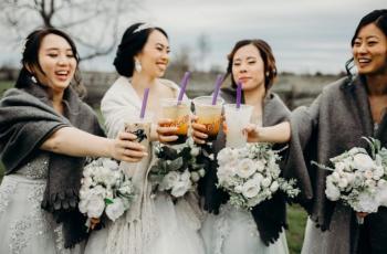 Impian Sejak Lama, Pengantin Wanita Sajikan Bubble Tea di Hari Pernikahan