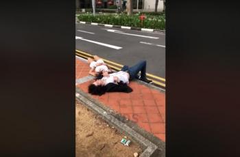 Mabuk Berat, Sepasang Kekasih Ini Nyaman Tidur di Pinggir Jalan