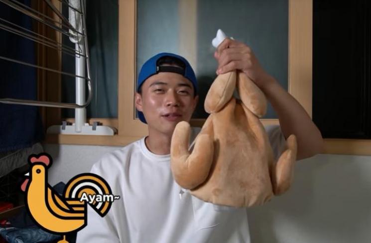 Lagi Hits di Korea, Bentuk Topi Ayam Ini Bisa Bikin Kamu Lapar
