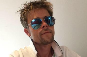 Mirip Banget, Tukang bangunan Ini Sering Dikira Kembaran Brad Pitt