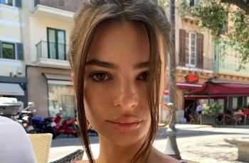 Pamer Bulu Ketiak, Emily Ratajkowski Tampil Cantik di Cover Majalah