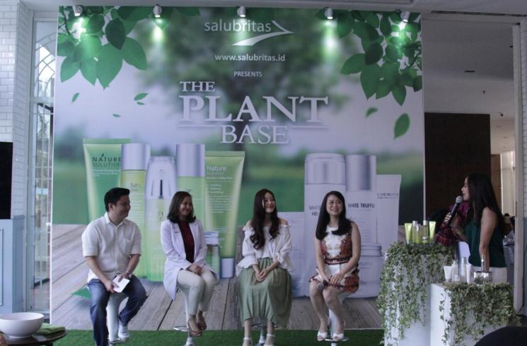 Dari kiri ke kanan: Johan Sebastian selaku General Manager salubritas.id, Dr. Uqudiah Kafanila Prisatianti dari Beauty Plus Clinic, Jessica Yamada selaku influencer, dan Catherine Rijono selaku Product Specialist The Plant Base Indonesia. (Istimewa/salubritas.id)