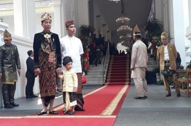 Presiden Jokowi bersama cucunya, Jan Ethes, di Istana Negara. (Suara.com/Ummi HS)