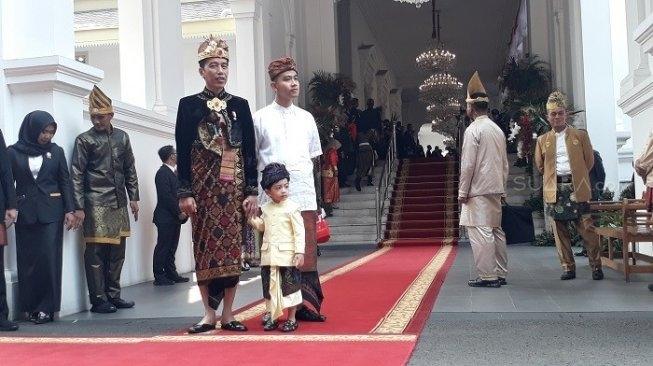 Presiden Jokowi bersama cucunya, Jan Ethes, di Istana Negara. (Suara.com/Ummi HS)