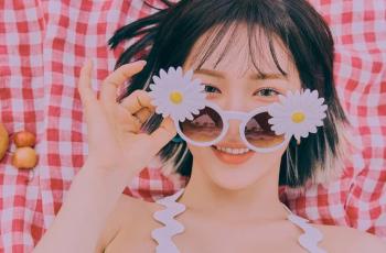 Wendy Red Velvet Pamer Kacamata Bunga Daisy, Harganya Terjangkau Banget