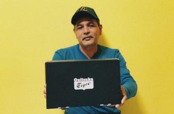 Penuh Haru, Ayah Ini Dapat Kejutan Sepatu Onitsuka Tiger dari Anak