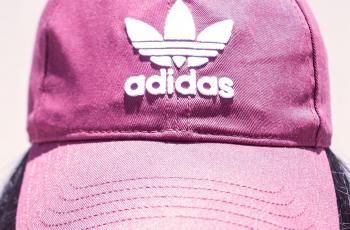 Sekilas Mirip Adidas, Logo Sepatu KW Ini Justru Bikin Gagal Fokus
