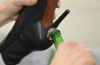 Multifungsi, Ada Sepatu Boots Dilengkapi Pembuka Tutup Botol