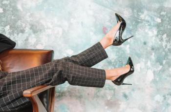 Pakai Sepatu Hak Tinggi Sering Bikin Kaki Sakit? Toko Ini Punya Solusinya