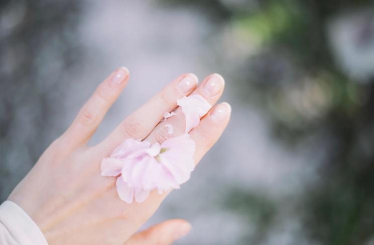 Pria Ini Bikin Cincin Pertunangan dari Potongan Kuku, Hasilnya Gokil!