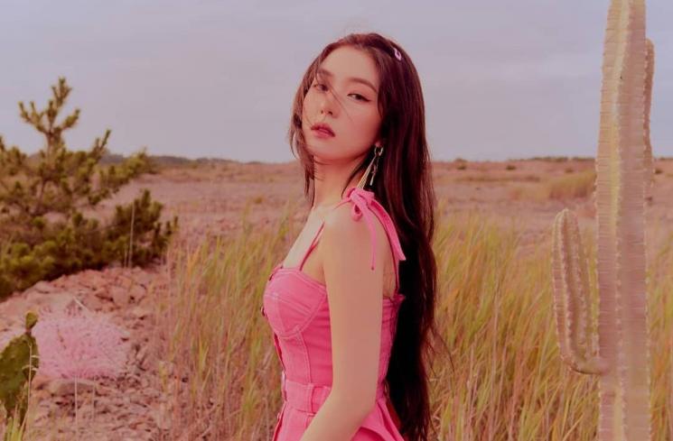 Irene Red Velvet Pamer Bahu Mulus, Cantiknya Bikin Geregetan!