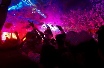 Tak Pakai Sepatu Hak Tinggi, Wanita Ini Protes Dilarang Masuk Klub Malam