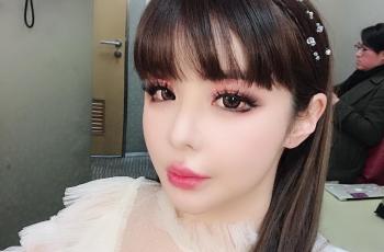 Idolanya Disamakan dengan Boneka Seks, Penggemar Artis Korea Ini Meradang