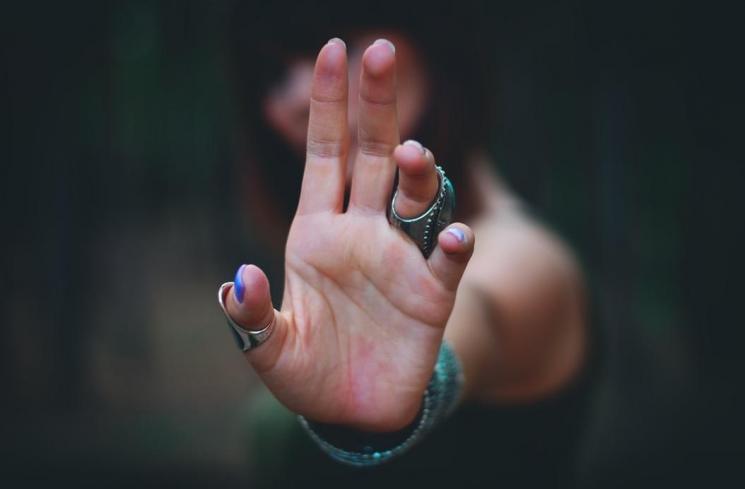 Ilustrasi perempuan menunjukkan telapak tangan. (Unsplash/Kristina Flour)