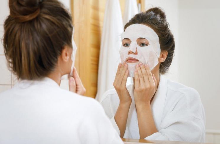 Menggunakan sheet mask untuk perawatan wajah. (Shutterstock)