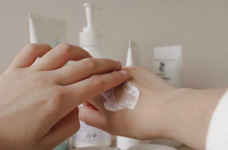 Memakai lotion untuk perawatan kulit. (Unsplash/Anastasiia Ostapovych)