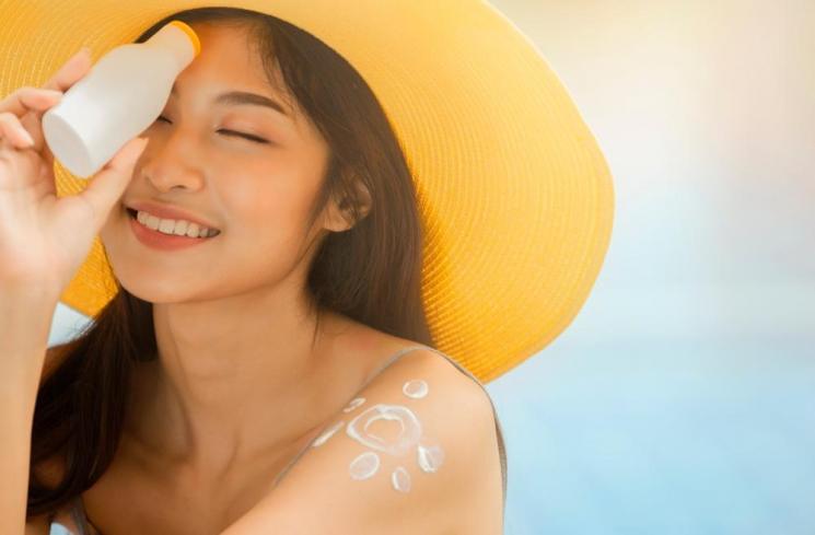 Melindungi kulit dengan tabir surya. (Shutterstock)